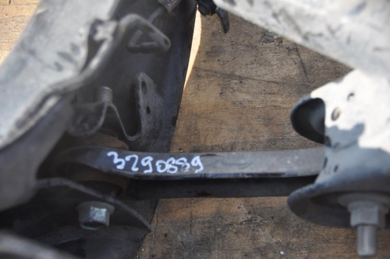 Рычаг задней подвески поперечный нижний задний левый MITSUBISHI LANCER X 10 07-15 2007 Седан 2.0 4117A005 Б/У