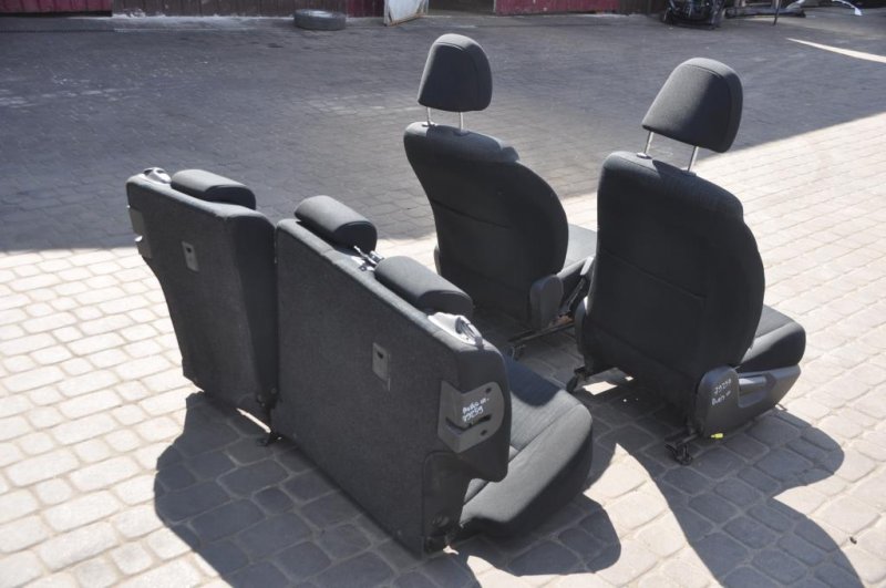 Сиденья комплект TOYOTA AURIS 06-12