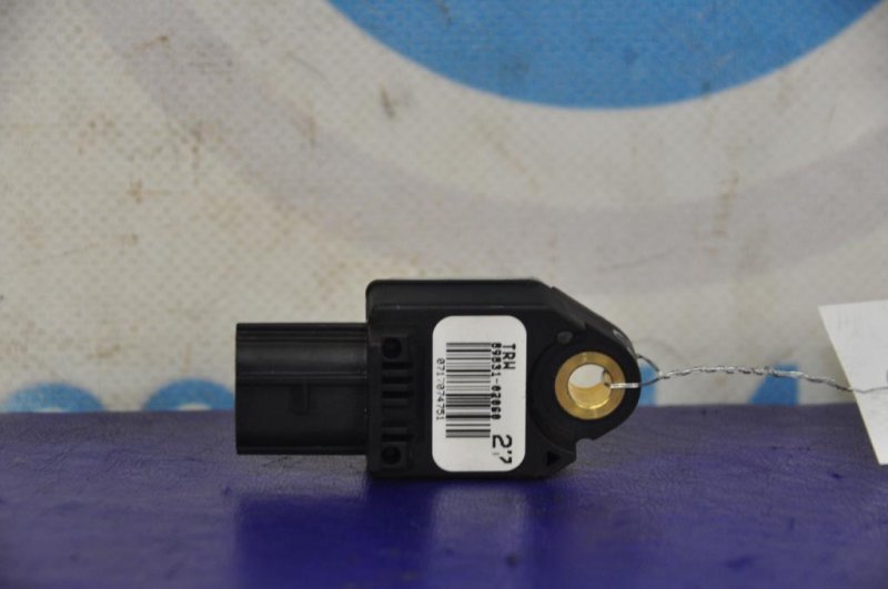 Датчик удара передний правый TOYOTA AURIS 06-12 89831-02060 Б/У