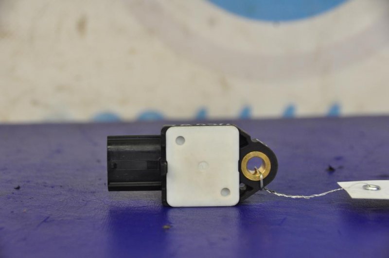 Датчик удара передний правый TOYOTA AURIS 06-12