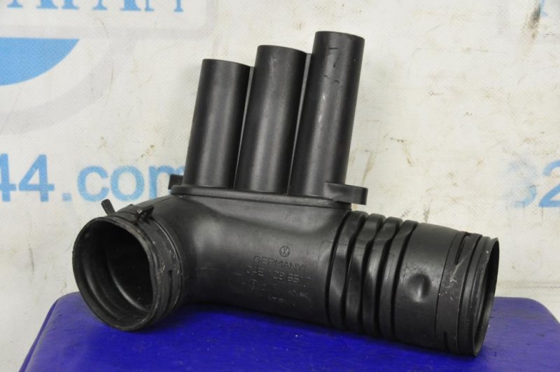 Патрубок воздушного фильтра VOLKSWAGEN PASSAT B7 11-15 04E 129 651 C Б/У