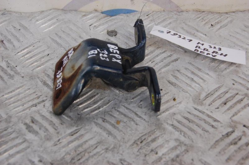 Петля двери верхняя задняя правая MAZDA 323 BA 94-97 B01A-72-210A Б/У