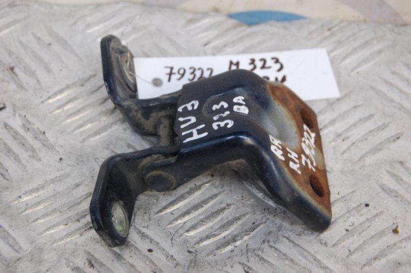 Петля двери нижняя задняя правая MAZDA 323 BA 94-97 B01A-73-210A Б/У