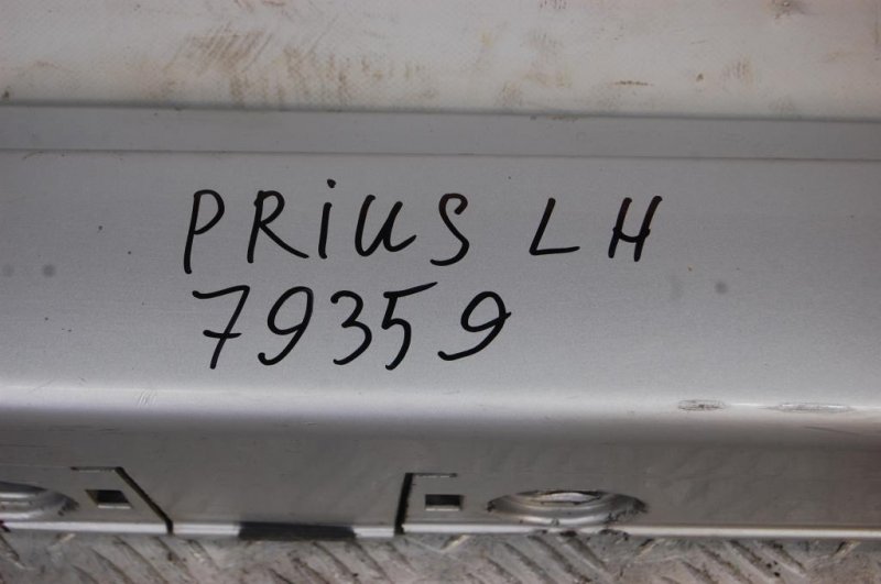Накладка порога наружная левая PRIUS - 30 09-17