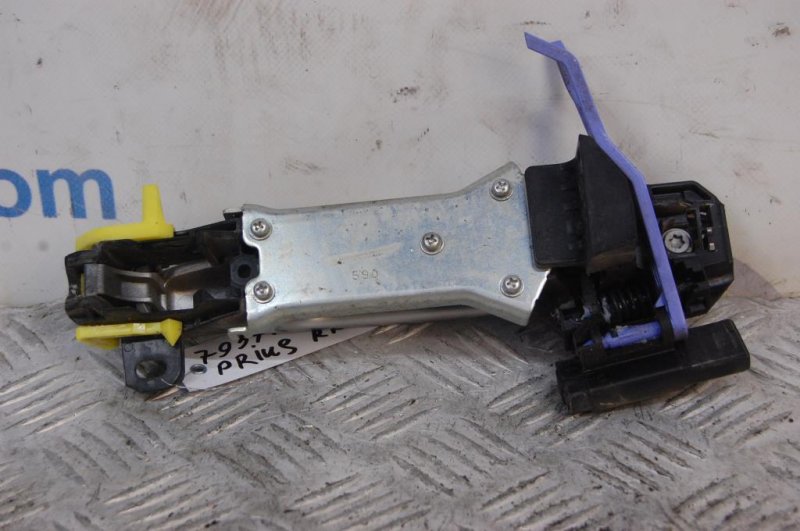 Запчасть ручка двери наружная задняя левая TOYOTA PRIUS - 30 09-17 69204-47010 Б/У Ручка двери наружная задняя левая TOYOTA PRIUS - 30 09-17 69204-47010 Б/У