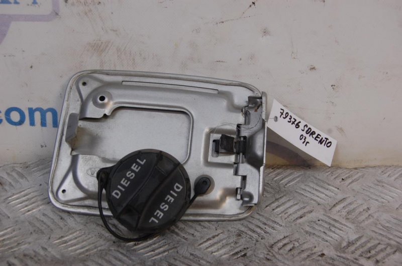 Запчасть лючок топливного бака KIA SORENTO BL 02-09 695113 Б/У Лючок топливного бака KIA SORENTO BL 02-09 695113 Б/У