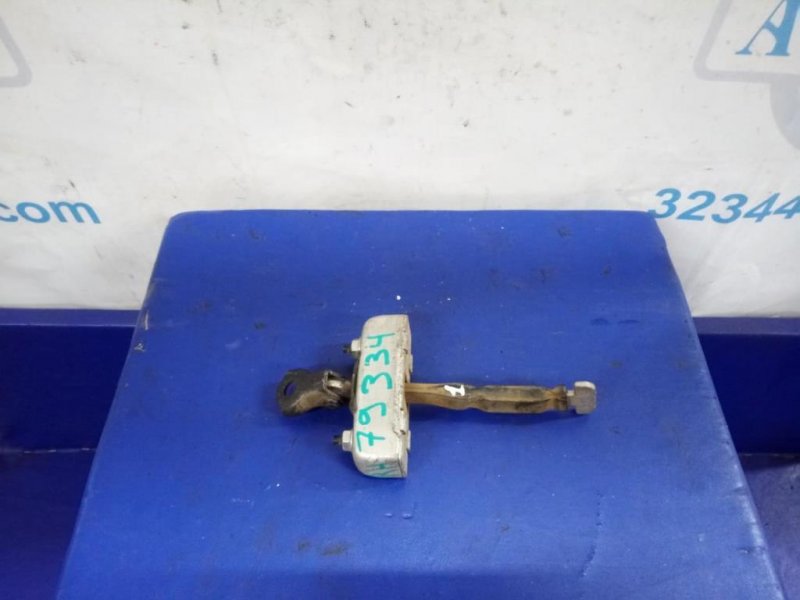 Ограничитель двери задний правый TOYOTA AURIS 06-12 Б/У