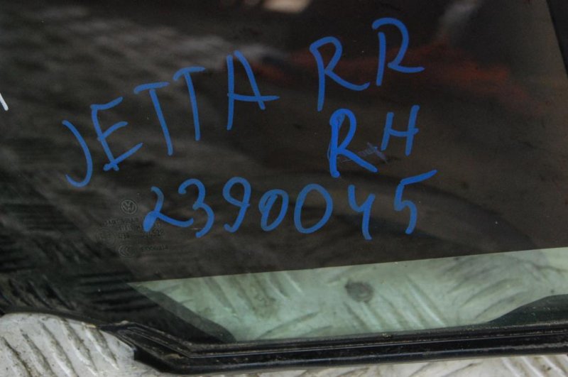 Стекло двери глухое заднее правое JETTA USA 10-17