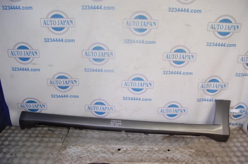 Накладка порога наружная правая MITSUBISHI OUTLANDER 03-07 MR971434 Б/У