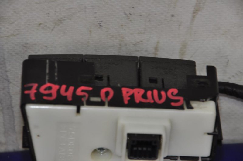 Блок кнопок консоли PRIUS - 30 09-17