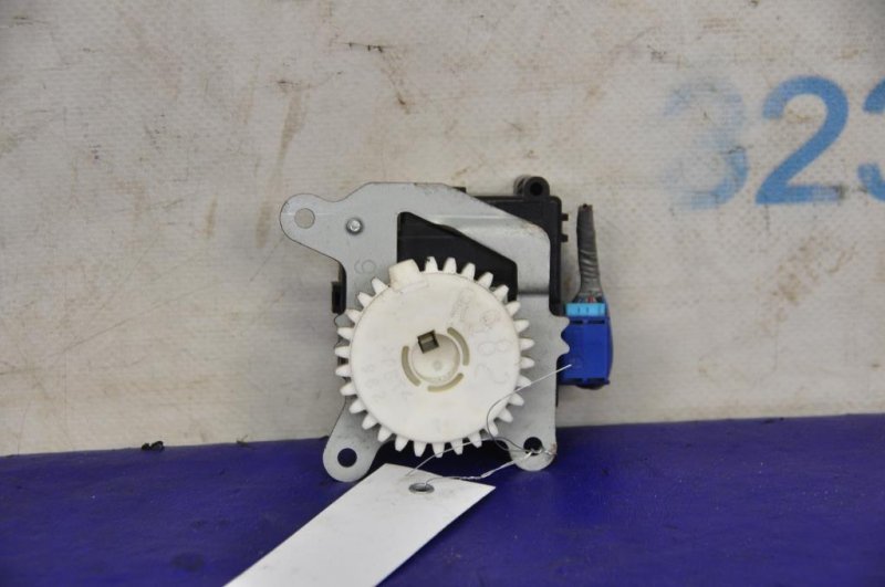 Моторчик заслонки печки TOYOTA PRIUS - 30 09-17 87106-12170 Б/У