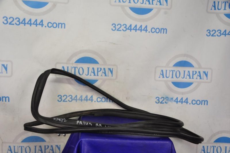 Уплотнитель двери TOYOTA PRIUS - 30 09-17 Б/У