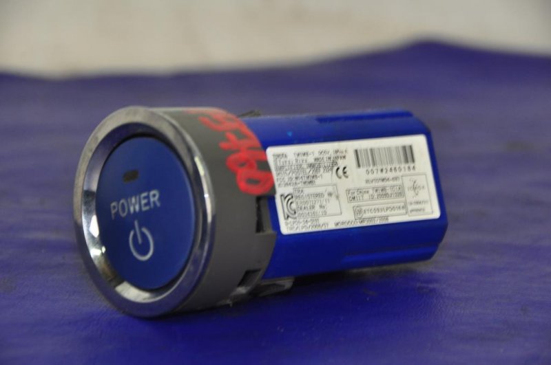 Запчасть кнопка старт-стоп TOYOTA AURIS 06-12 2009D-J1026 Б/У Кнопка старт-стоп TOYOTA AURIS 06-12 2009D-J1026 Б/У