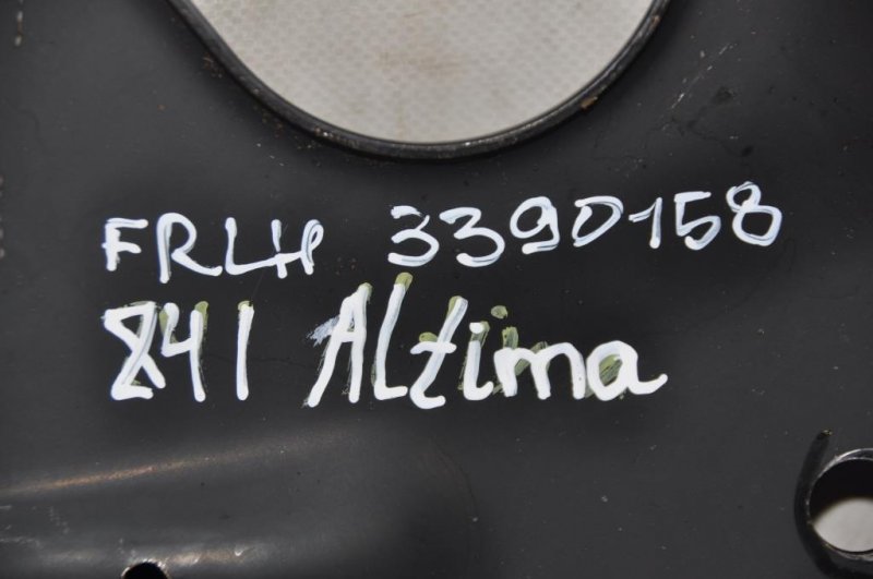 Крепление балки подвески переднее левое ALTIMA L33 12-18 2015 L33 2.5