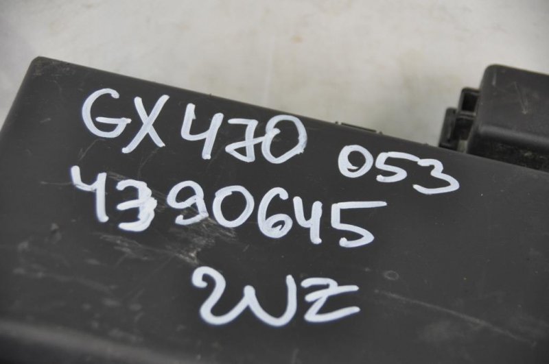 Блок предохранителей моторный отсек LEXUS GX470 02-09