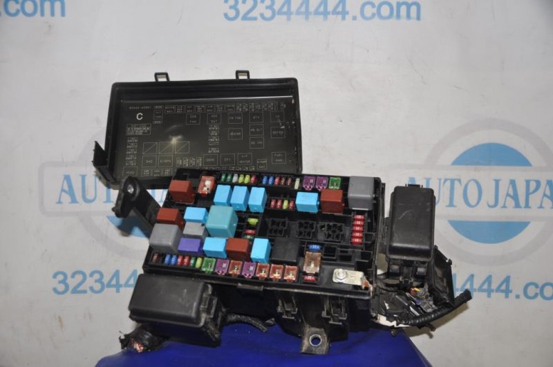 Блок предохранителей моторный отсек LEXUS GX470 02-09 82677-60051 Б/У