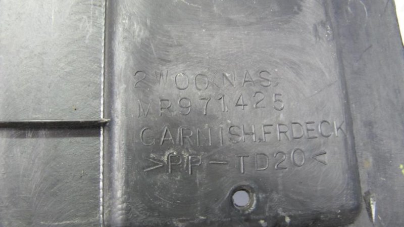 Пластик под лобовое стекло / Жабо OUTLANDER 03-07 2004 Внедорожник 2.4