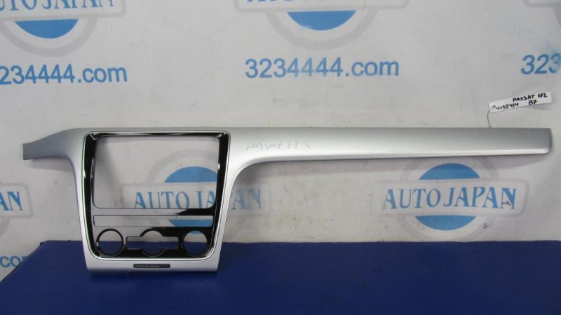 Накладка торпедо под магнитолу VOLKSWAGEN PASSAT B7 11-15 2013 A32 2.5 CBUA 561 857 212 D Б/У