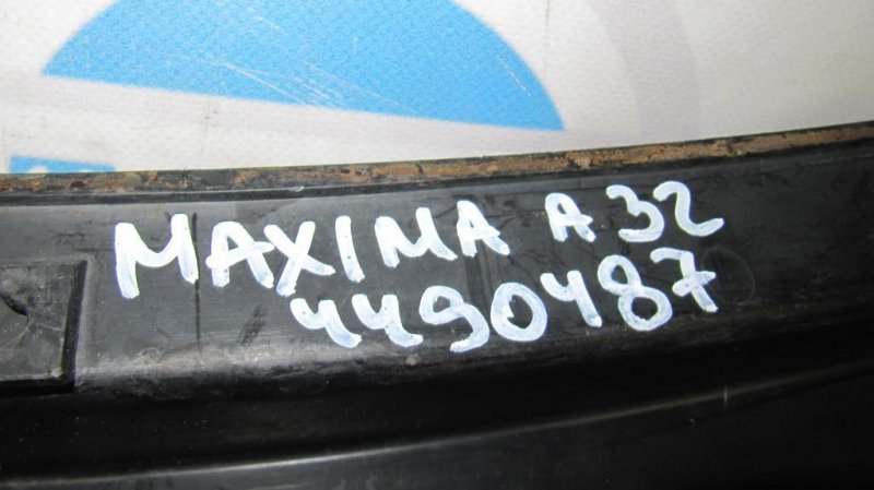 Пластик под лобовое стекло / Жабо MAXIMA A32 94-99