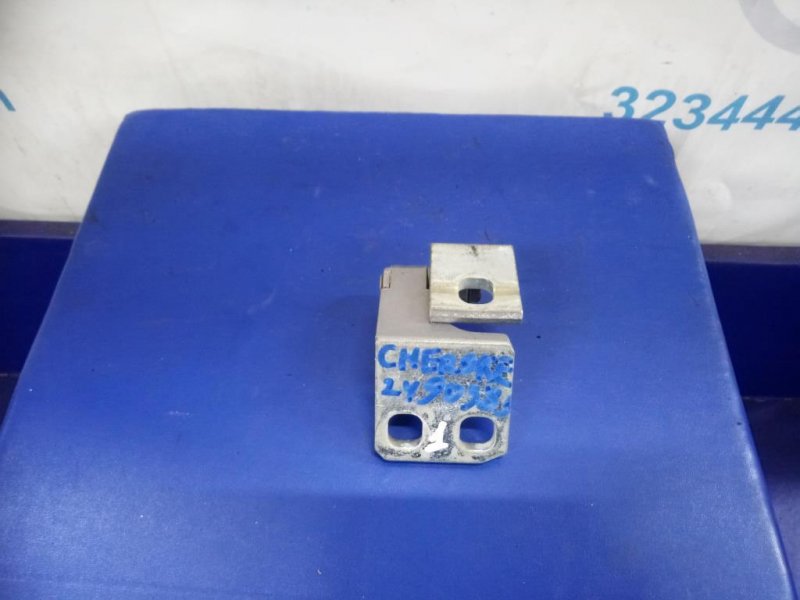 Запчасть петля двери нижняя передняя левая JEEP CHEROKEE 14- 2015 Внедорожник 2.4 68140737AB Б/У Петля двери нижняя передняя левая JEEP CHEROKEE 14- 2015 Внедорожник 2.4 68140737AB Б/У