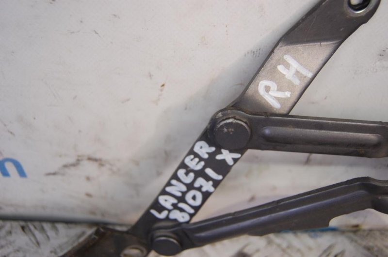 Петля крышки багажника правая LANCER X 10 15-17 Петля крышки багажника правая LANCER X 10 15-17