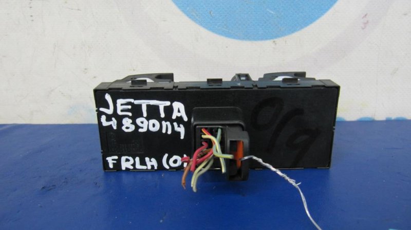 Блок управления стеклоподъемниками передний левый VOLKSWAGEN JETTA USA 10-17 162 2.0 CBPA