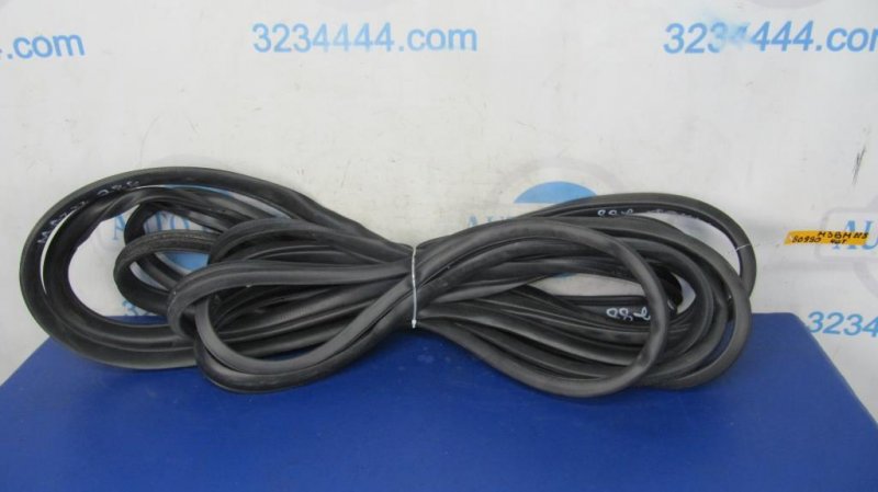 Уплотнитель двери MAZDA 3 BM 13-19 BP4K-68-911A Б/У