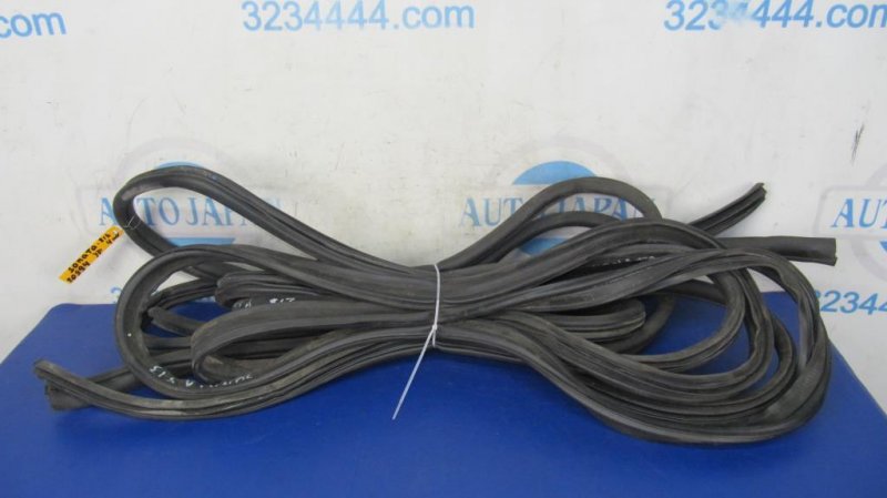 Уплотнитель двери HYUNDAI SONATA YF 10-14 2011 Седан 2.4 82110-3S000RY Б/У