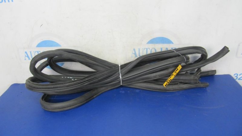 Уплотнитель двери HYUNDAI SONATA YF 10-14 2011 Седан 2.4 82110-3S000RY Б/У