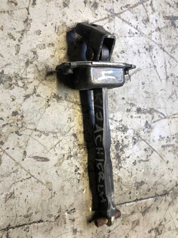 Ограничитель двери передний левый SUZUKI KIZASHI 09-14 2011 Седан 2.4 81810-57L01 Б/У