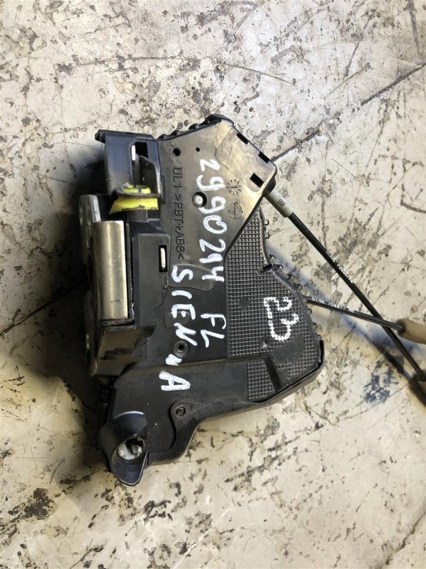 Замок двери передний левый TOYOTA SIENNA 11-16 69040-06180 Б/У