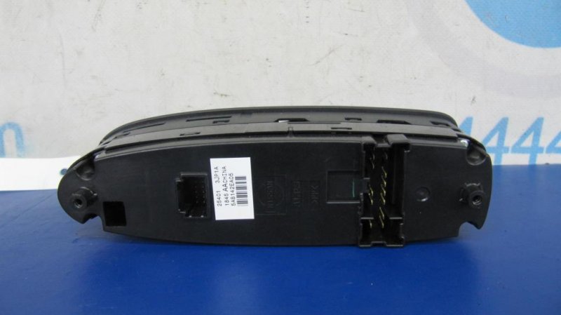 Блок управления стеклоподъемниками передний левый INFINITI QX60/JX35 12-20 Блок управления стеклоподъемниками передний левый INFINITI QX60/JX35 12-20