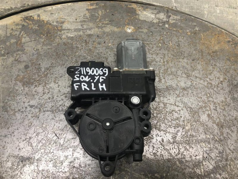 Запчасть моторчик стеклоподъемника передний левый HYUNDAI SONATA YF 10-14 2013 Седан 2.4 82450-3Q011 Б/У Моторчик стеклоподъемника передний левый HYUNDAI SONATA YF 10-14 2013 Седан 2.4 82450-3Q011 Б/У