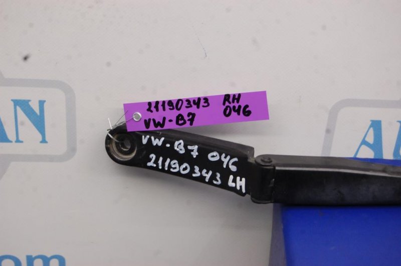 Поводок стеклоочистителя передний правый PASSAT B7 11-15 2013 A32 1.8 CPRA