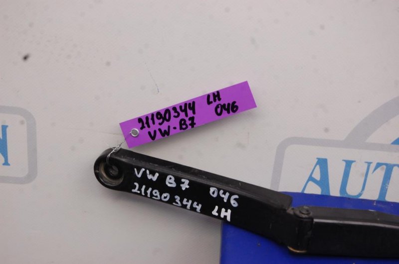 Поводок стеклоочистителя передний левый PASSAT B7 11-15 2013 A32 1.8 CPRA Поводок стеклоочистителя передний левый PASSAT B7 11-15 2013 A32 1.8 CPRA
