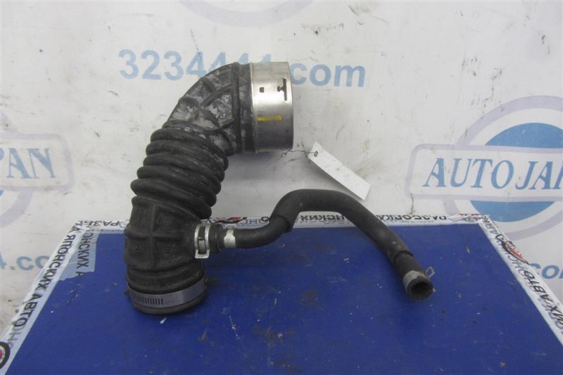 Патрубок воздушного фильтра правый INFINITI Q50 15-20 VR30 Патрубок воздушного фильтра правый INFINITI Q50 15-20 VR30