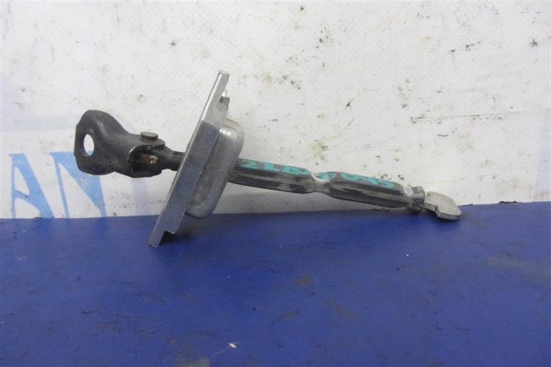 Запчасть ограничитель двери задний правый TOYOTA AURIS 06-12 68610-12190 Б/У Ограничитель двери задний правый TOYOTA AURIS 06-12 68610-12190 Б/У