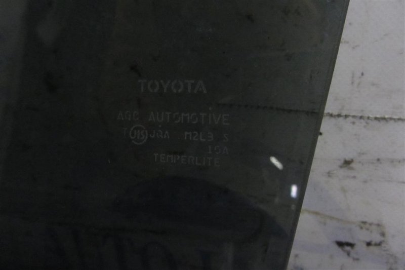 Стекло двери заднее правое AURIS 06-12