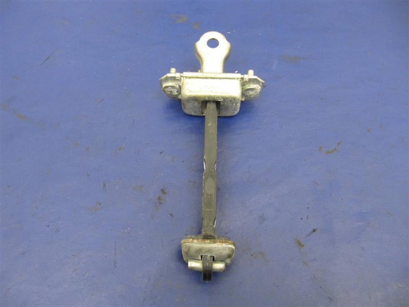 Ограничитель двери передний правый SUBARU LEGACY 09-15 BM 2010 Седан 2.5 EJ253 61124AJ010 Б/У