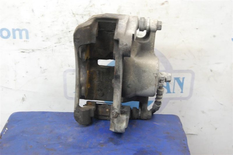 Суппорт тормозной передний правый SUZUKI KIZASHI 09-14 Седан 2.4