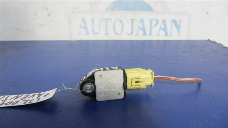 Датчик удара передний левый AVENSIS 03-08