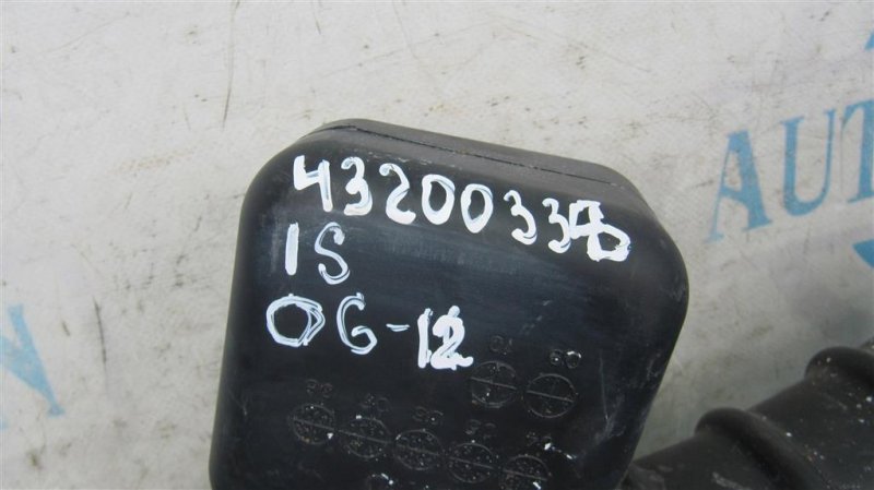 Патрубок воздушного фильтра IS250/350 05-13