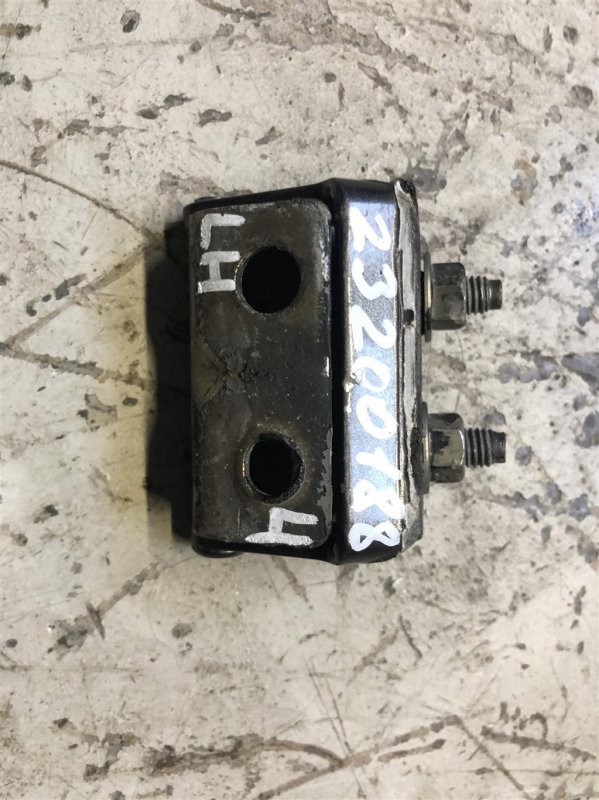 Петля крышки багажника правая INFINITI QX56 / TITAN / ARMADA 04-16 2005 Внедорожник 5.6 90400-7S030 Б/У