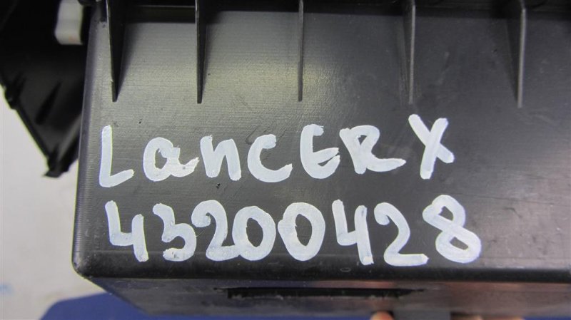 Накладка торпедо центр. LANCER X 10 07-15 2012 Седан 2.4 Накладка торпедо центр. LANCER X 10 07-15 2012 Седан 2.4