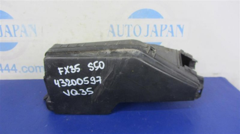 Блок предохранителей моторный отсек FX S50 03-08 VQ35