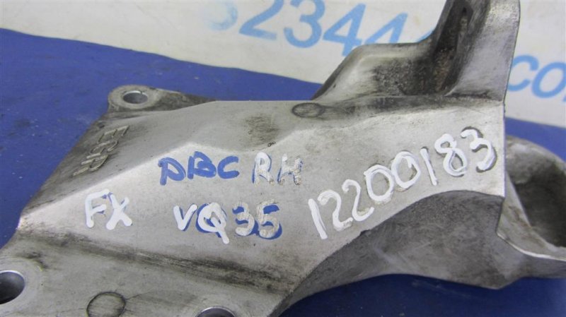 Кронштейн опоры двигателя правый M35/M45 04-10 VQ35 Кронштейн опоры двигателя правый M35/M45 04-10 VQ35