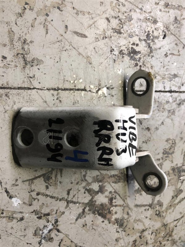 Петля двери нижняя задняя правая TOYOTA MATRIX 02-08 68770-02050 Б/У