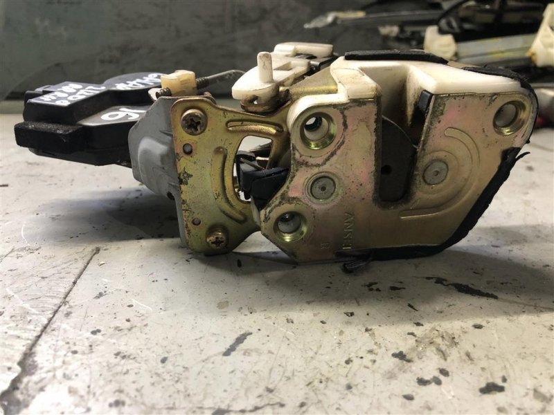 Замок двери задний правый GALANT 97-03