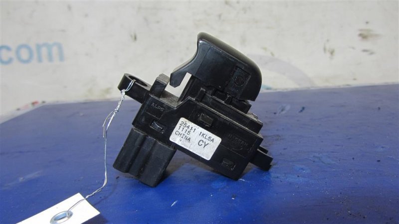Кнопка стеклоподъемника задняя NISSAN X-TRAIL/ROGUE T32 13-20 T32 2.5 QR25DE