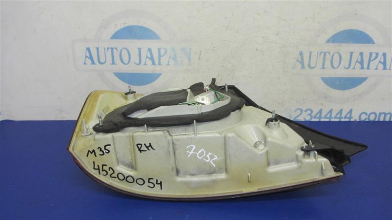 Фонарь наружный задний правый M35/M45 04-10